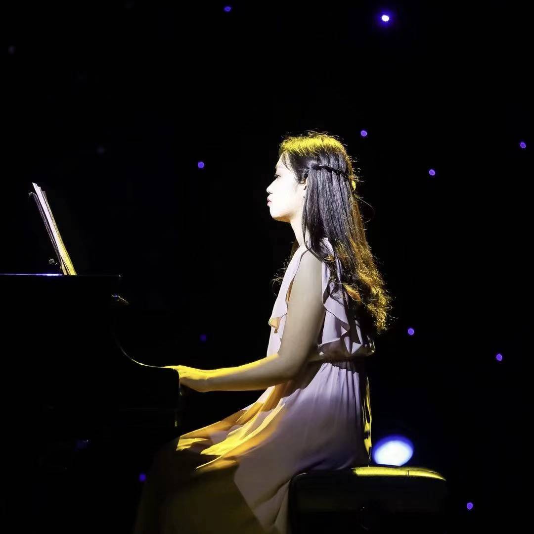Luyi Sun performing at piano